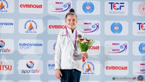 podio perotti giulia ita uneven bars ph simone ferraro sfa07384